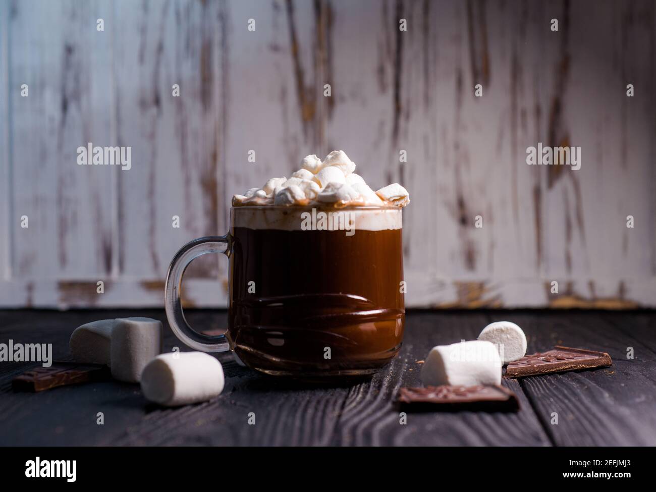 Kakao aus heißer Schokolade mit Marshmallows in einer schönen Schüssel Stockfoto