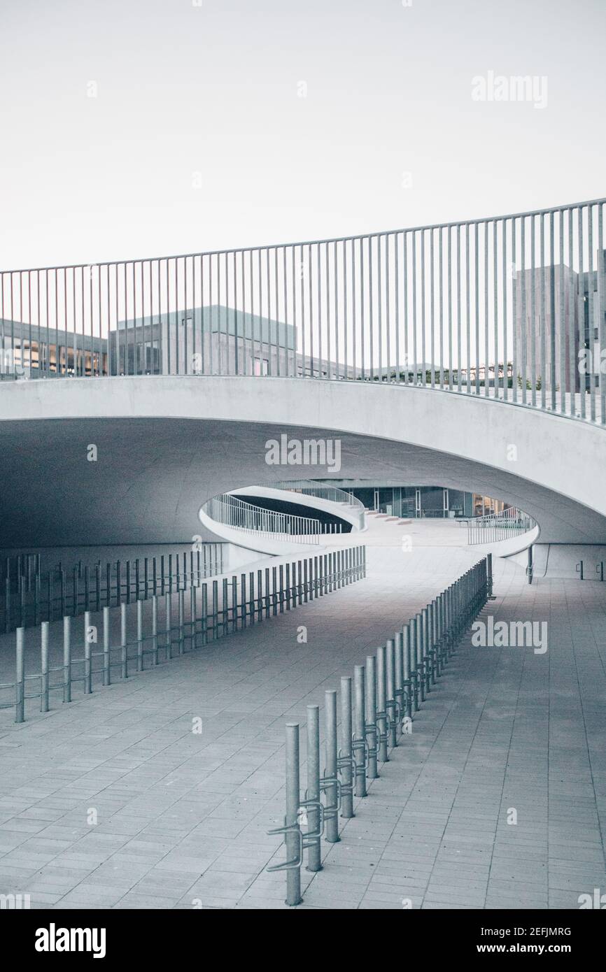 Kopenhagen, Dänemark - 27. Juni 2019. Karen Blixens Plads ist ein neuer urbaner Raum an der Universität Kopenhagen. Die plaza liegt zwischen den Universitätsgebäuden und dem Naturschutzgebiet Amager Fælled und ist eine Mischung aus Park und Platz mit Hügeln und Tälern und Platz für 2.100 Fahrradstellplätze unter den Hügeln. Stockfoto
