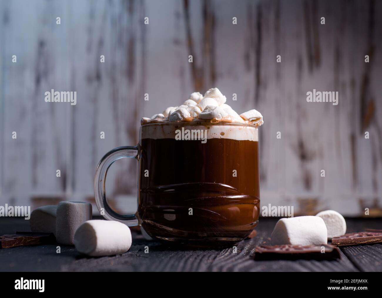 Kakao aus heißer Schokolade mit Marshmallows in einer schönen Schüssel Stockfoto
