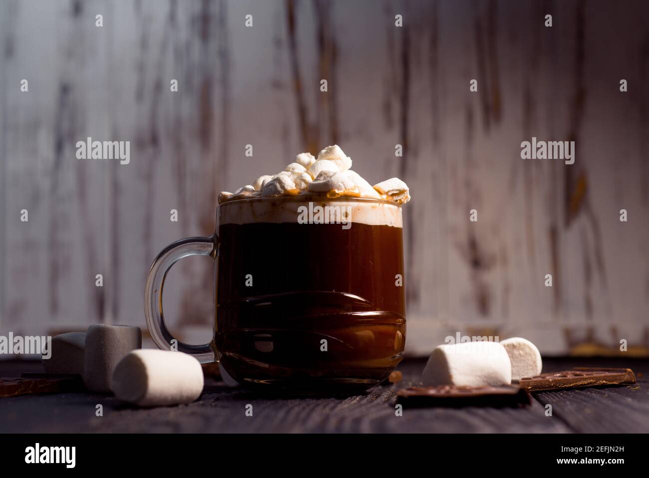 Kakao aus heißer Schokolade mit Marshmallows in einer schönen Schüssel Stockfoto