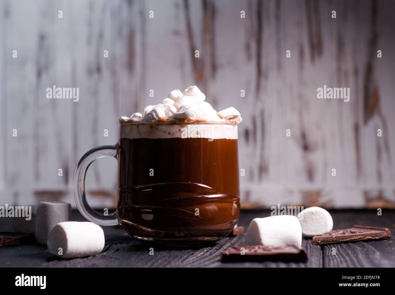 Kakao aus heißer Schokolade mit Marshmallows in einer schönen Schüssel Stockfoto