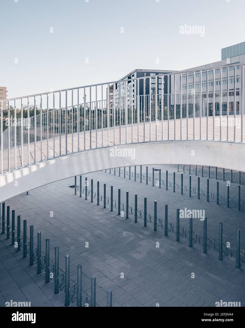 Kopenhagen, Dänemark - 29. Juni 2019. Karen Blixens Plads ist ein neuer urbaner Raum an der Universität Kopenhagen. Die plaza liegt zwischen den Universitätsgebäuden und dem Naturschutzgebiet Amager Fælled und ist eine Mischung aus Park und Platz mit Hügeln und Tälern und Platz für 2.100 Fahrradstellplätze unter den Hügeln. Stockfoto