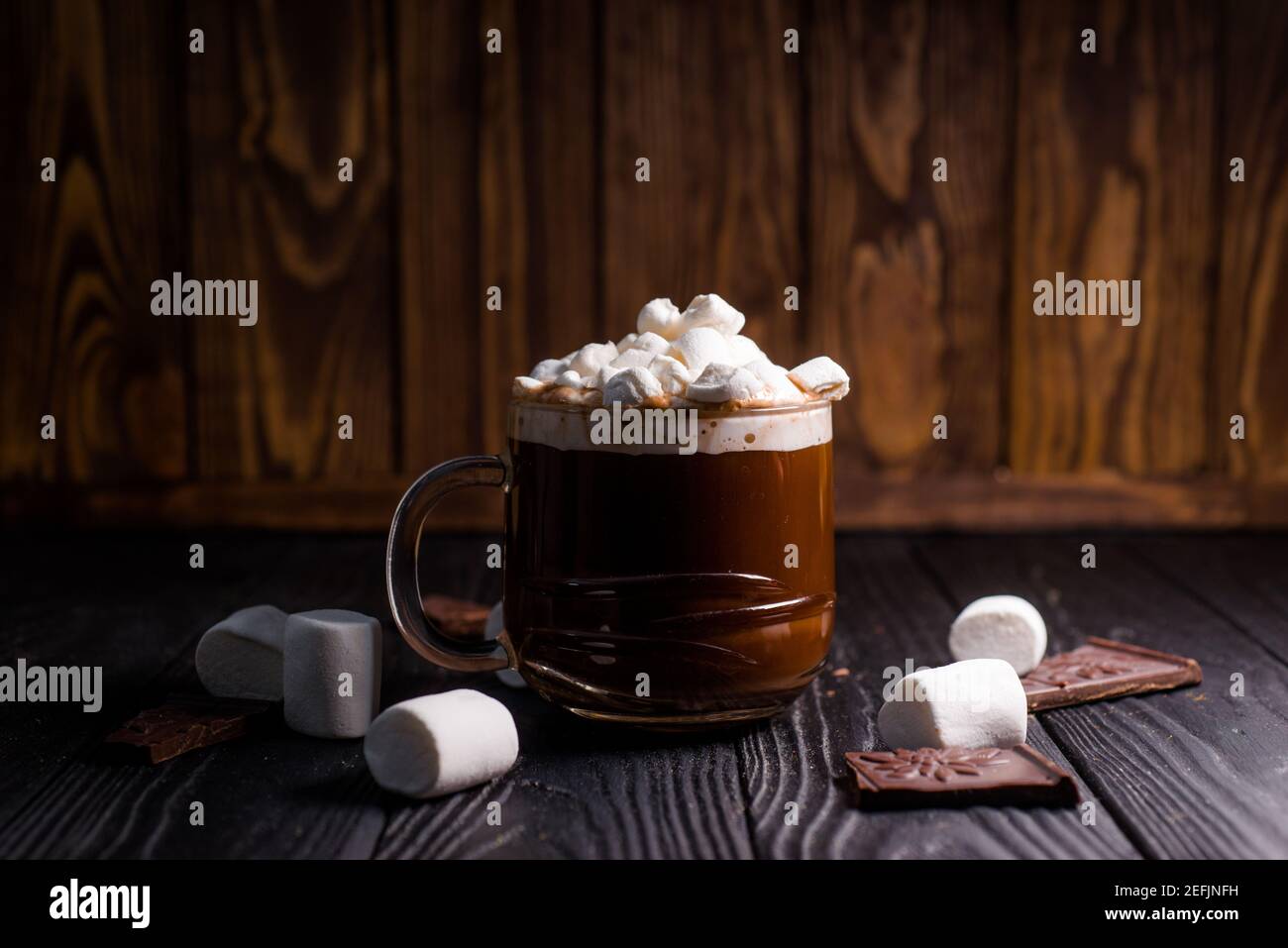 Kakao aus heißer Schokolade mit Marshmallows in einer schönen Schüssel Stockfoto
