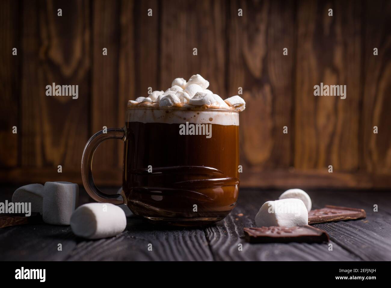 Kakao aus heißer Schokolade mit Marshmallows in einer schönen Schüssel Stockfoto
