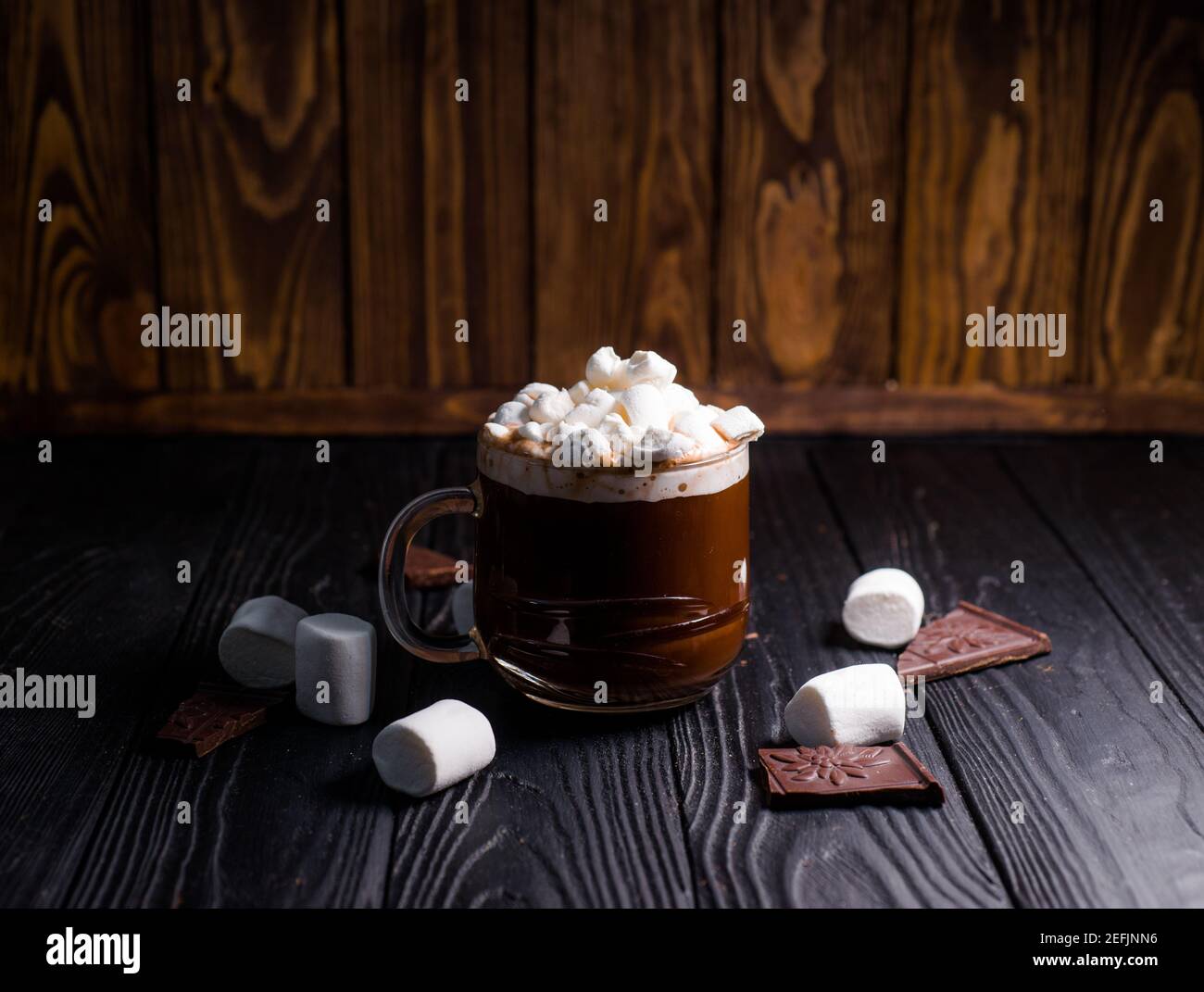 Kakao aus heißer Schokolade mit Marshmallows in einer schönen Schüssel Stockfoto