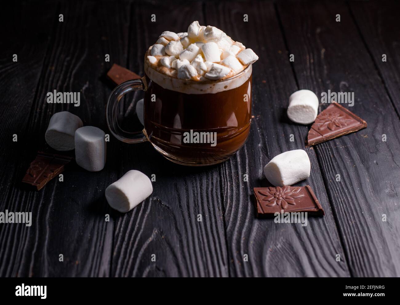 Kakao aus heißer Schokolade mit Marshmallows in einer schönen Schüssel Stockfoto