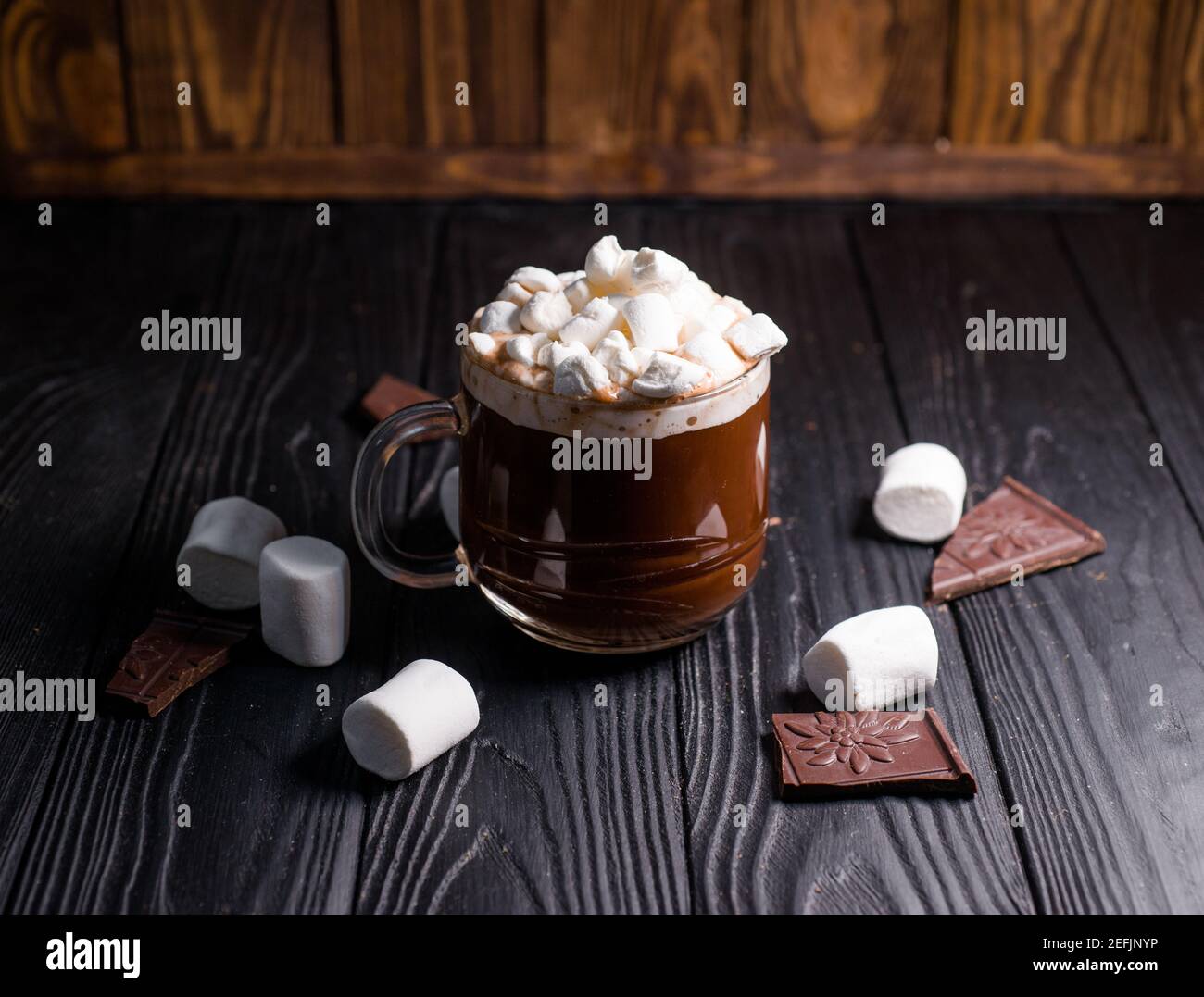 Kakao aus heißer Schokolade mit Marshmallows in einer schönen Schüssel Stockfoto