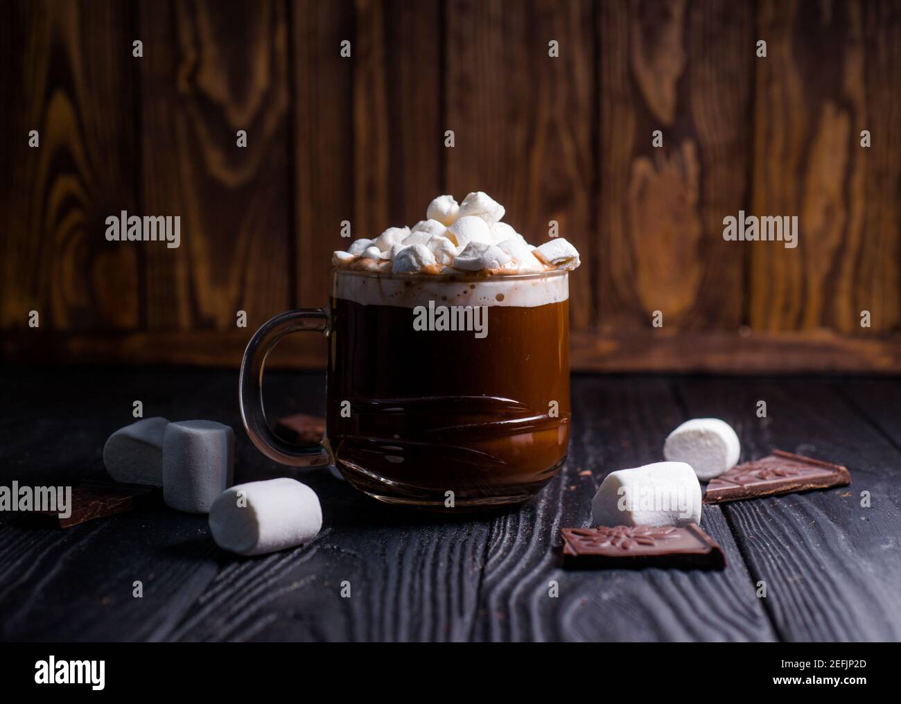Kakao aus heißer Schokolade mit Marshmallows in einer schönen Schüssel Stockfoto