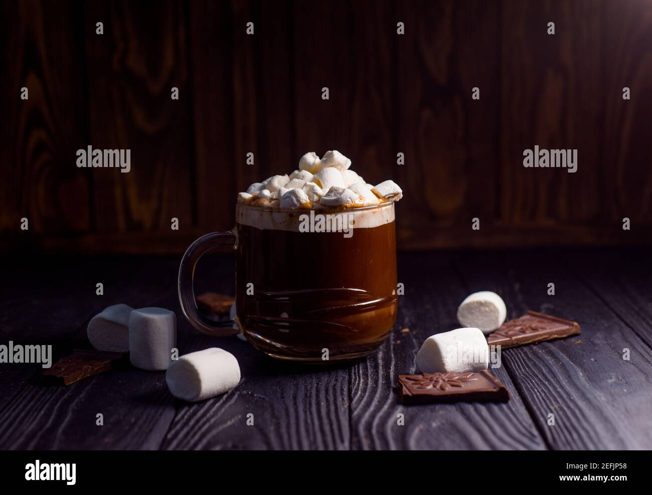 Kakao aus heißer Schokolade mit Marshmallows in einer schönen Schüssel Stockfoto