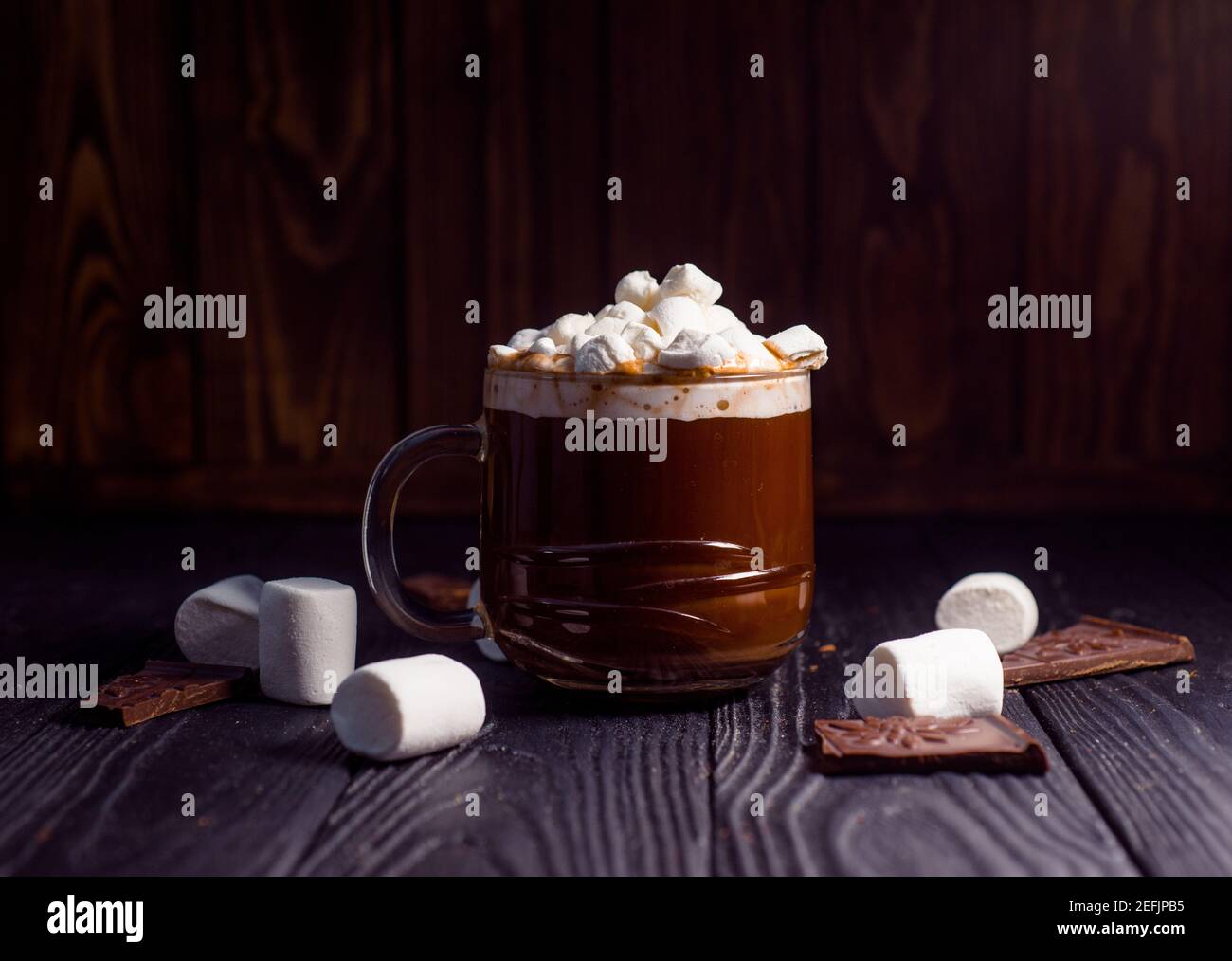 Kakao aus heißer Schokolade mit Marshmallows in einer schönen Schüssel Stockfoto