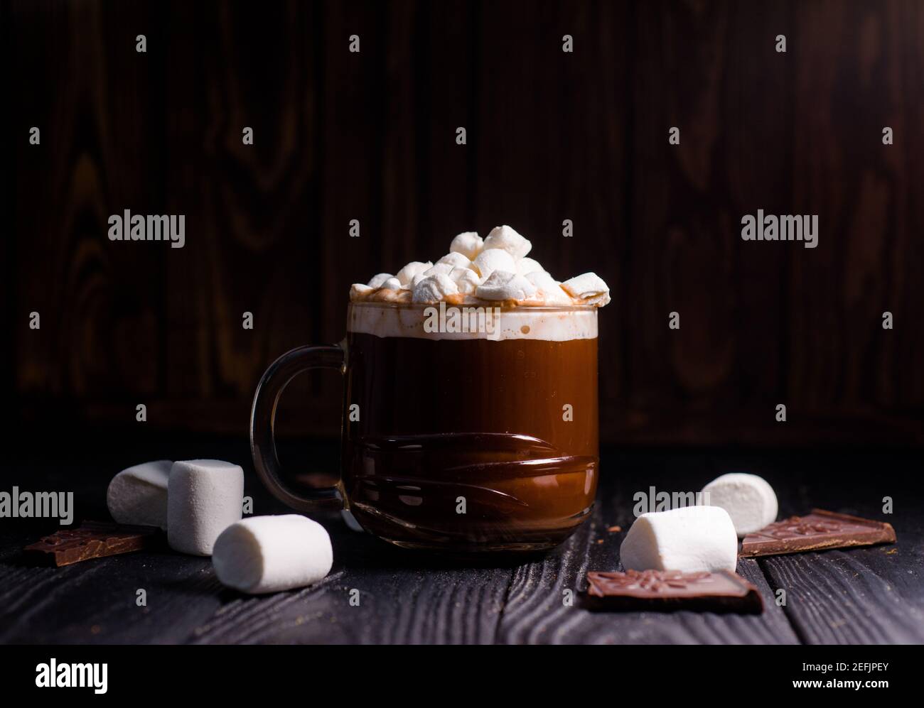 Kakao aus heißer Schokolade mit Marshmallows in einer schönen Schüssel Stockfoto