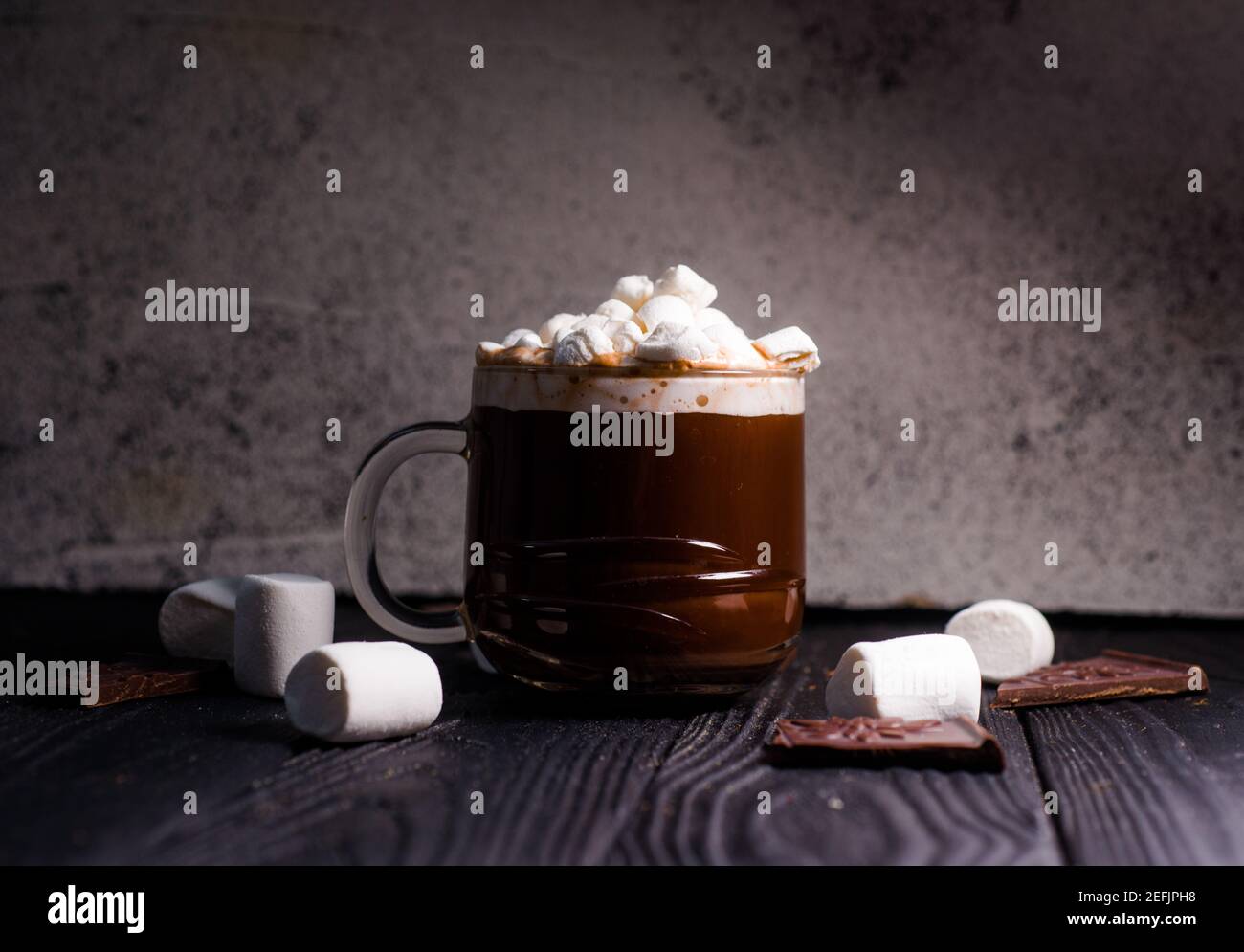 Kakao aus heißer Schokolade mit Marshmallows in einer schönen Schüssel Stockfoto