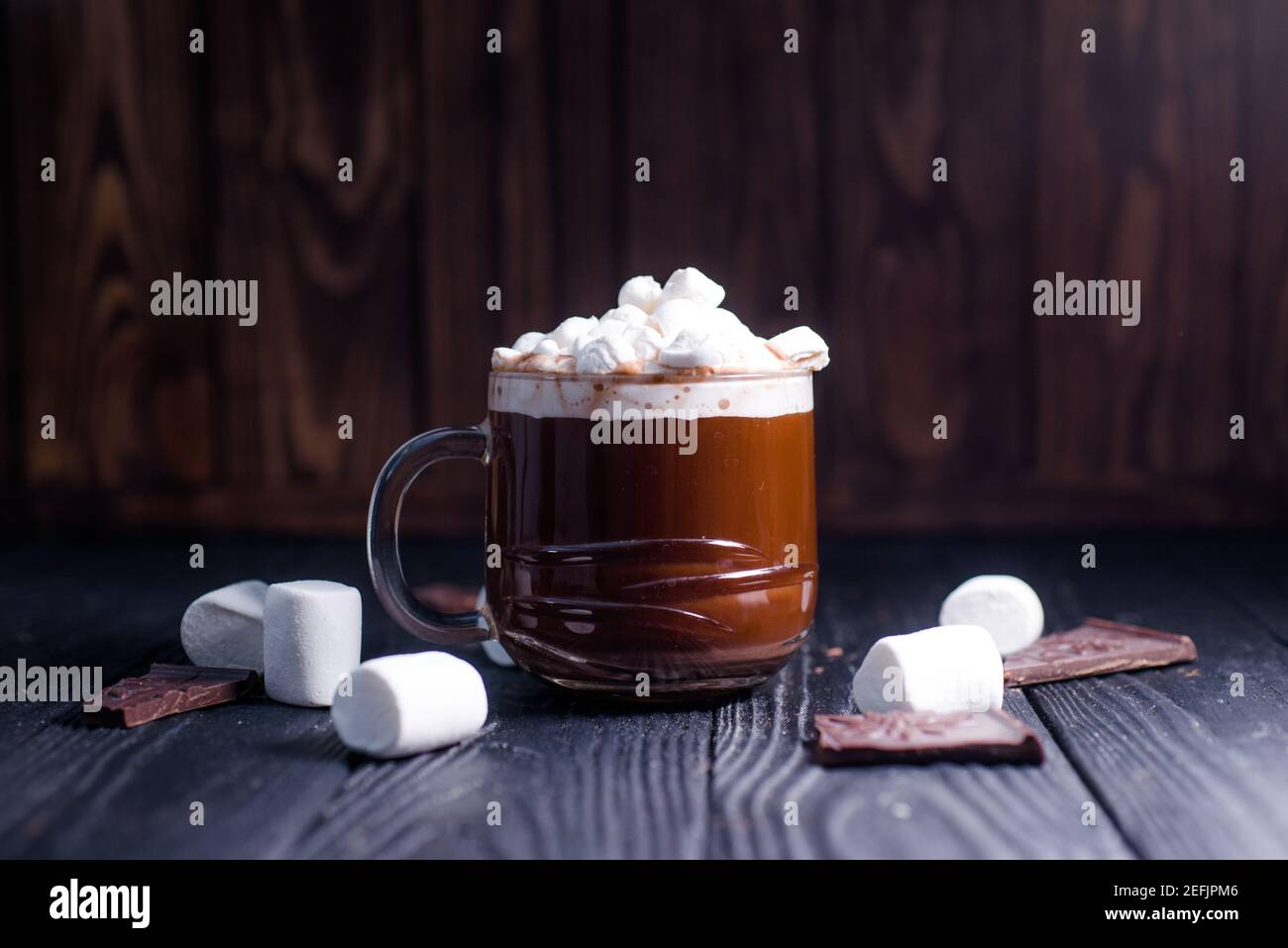 Kakao aus heißer Schokolade mit Marshmallows in einer schönen Schüssel Stockfoto