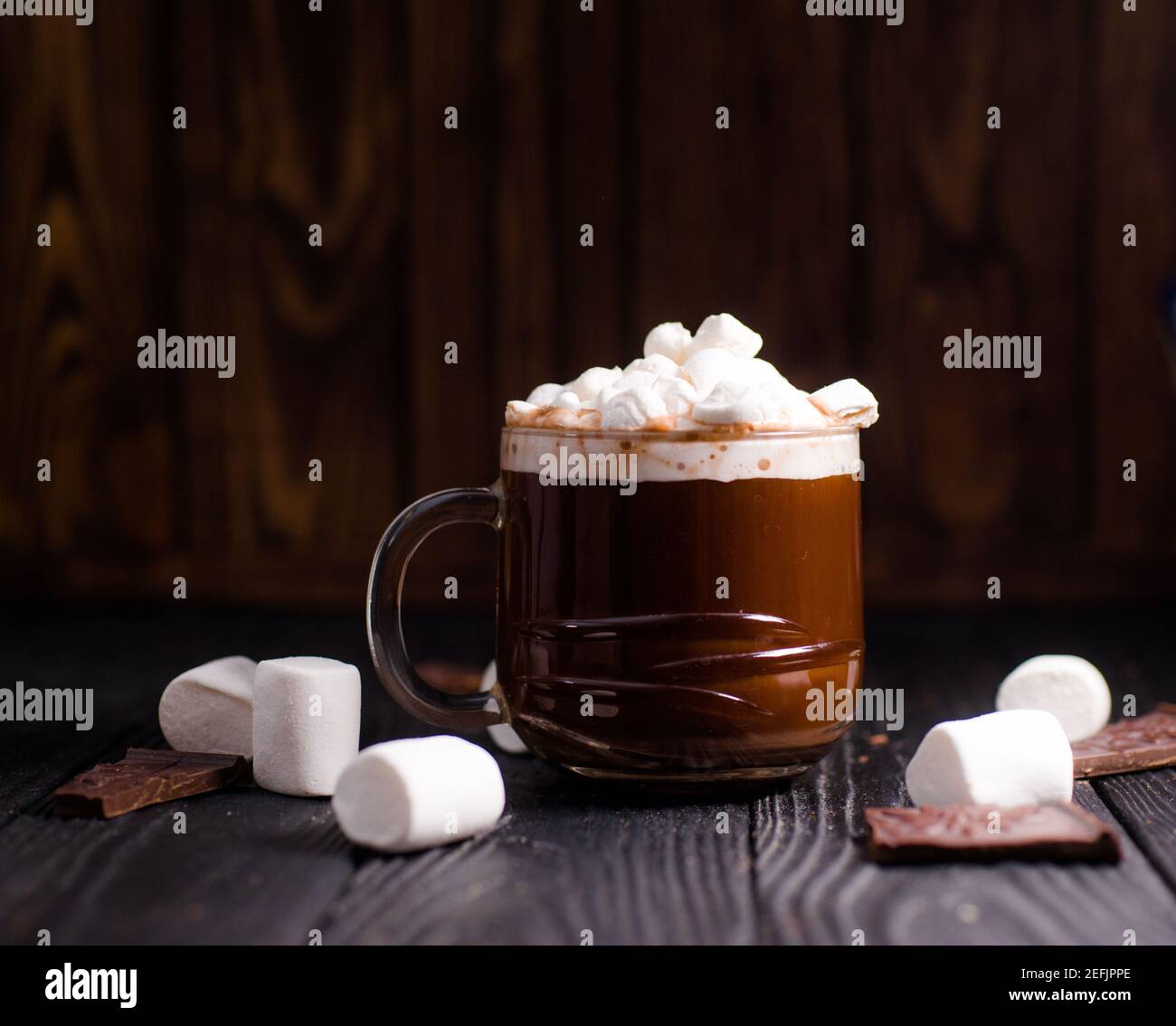 Kakao aus heißer Schokolade mit Marshmallows in einer schönen Schüssel Stockfoto