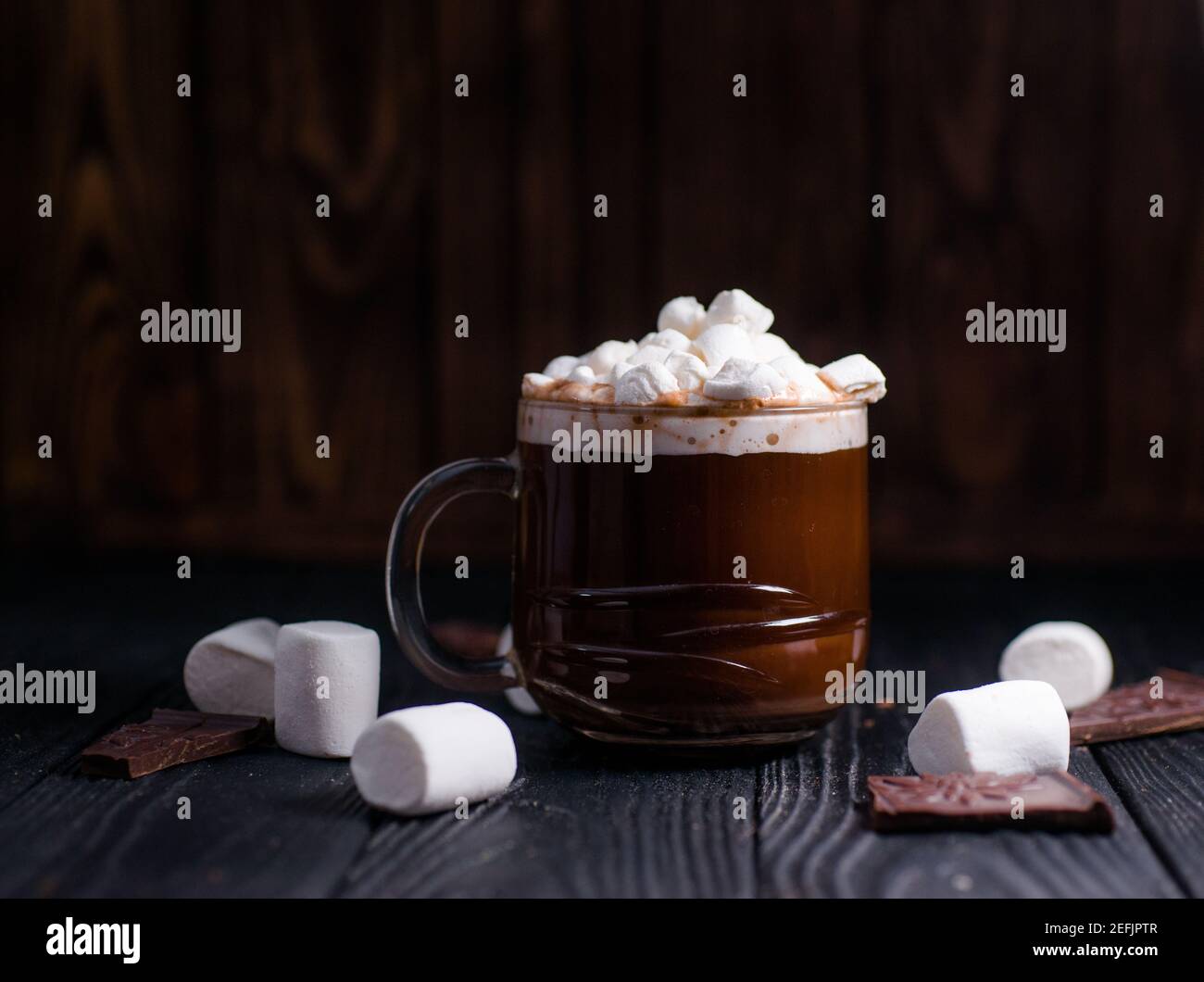 Kakao aus heißer Schokolade mit Marshmallows in einer schönen Schüssel Stockfoto