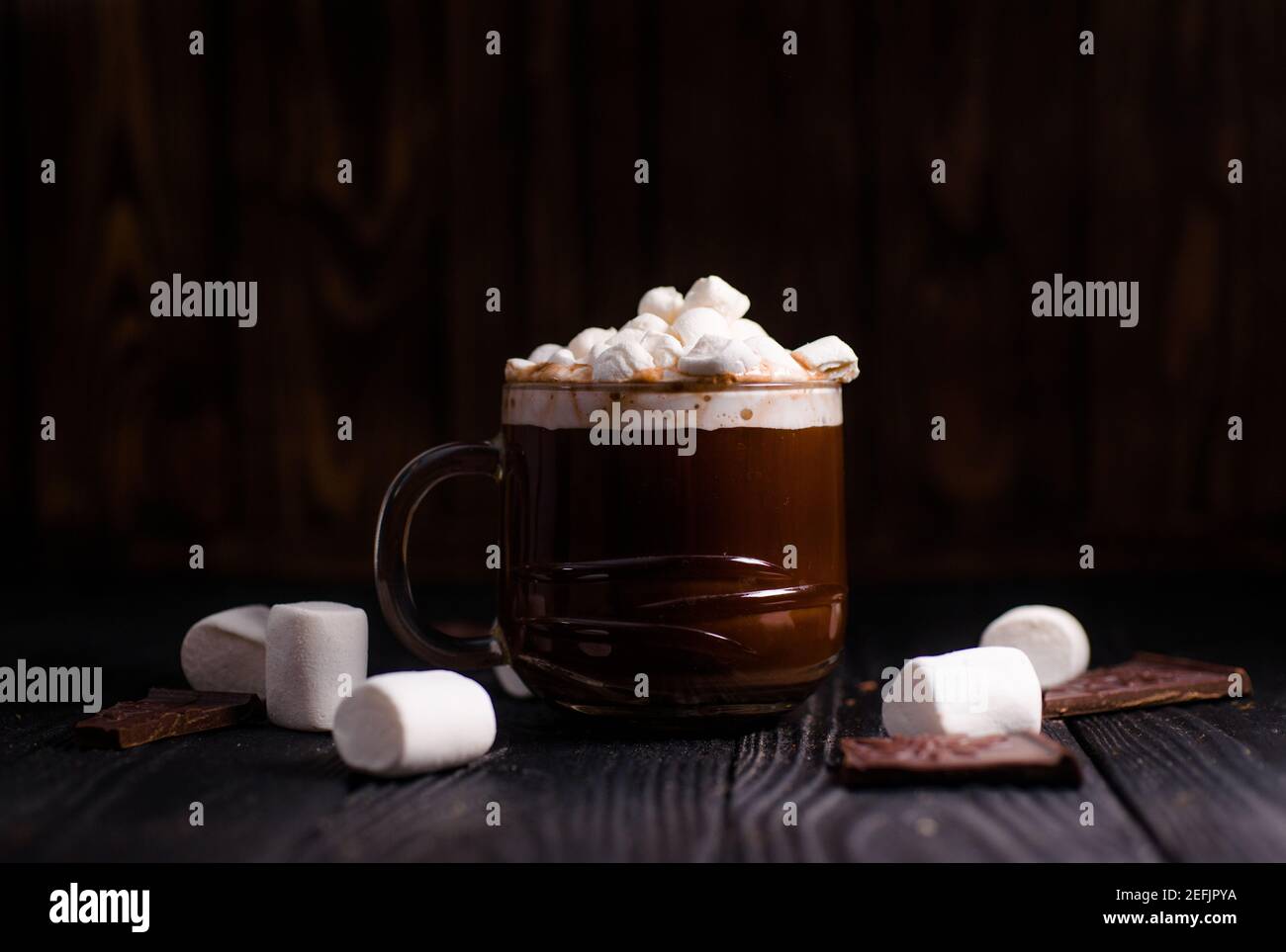 Kakao aus heißer Schokolade mit Marshmallows in einer schönen Schüssel Stockfoto