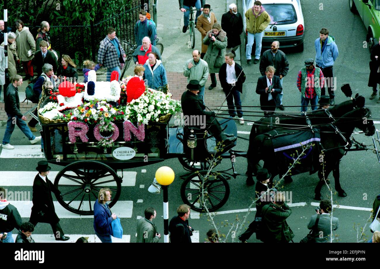 Ronnie Kray Beerdigung Bethnal Green East London England 29. März 1995 Scans von 2021 Beerdigung von East End of London Gangster Ronnie Kray, Zwilling des verbrechenden Chefs Reggie Kray, der an der Beerdigung teilnahm, als es sich seinen Weg durch Ost-London zum Familiengrundstück auf dem Friedhof von Chingford im Nordosten Londons verwickelte. Stockfoto