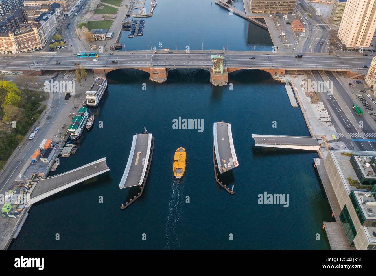 kopenhagen-danemark-25-april-2019-lille-langebro-ist-eine-kombinierte-fahrrad-und-fussgangerbrucke-die-das-stadtzentrum-mit-der-insel-christianshavn-verbindet-die-brucke-befindet-sich-nordlich-der-langebro-brucke-sie-erstreckt-sich-uber-35-meter-uber-den-hafen-und-nimmt-die-form-einer-doppelten-drehbrucke-2efjr14.jpg