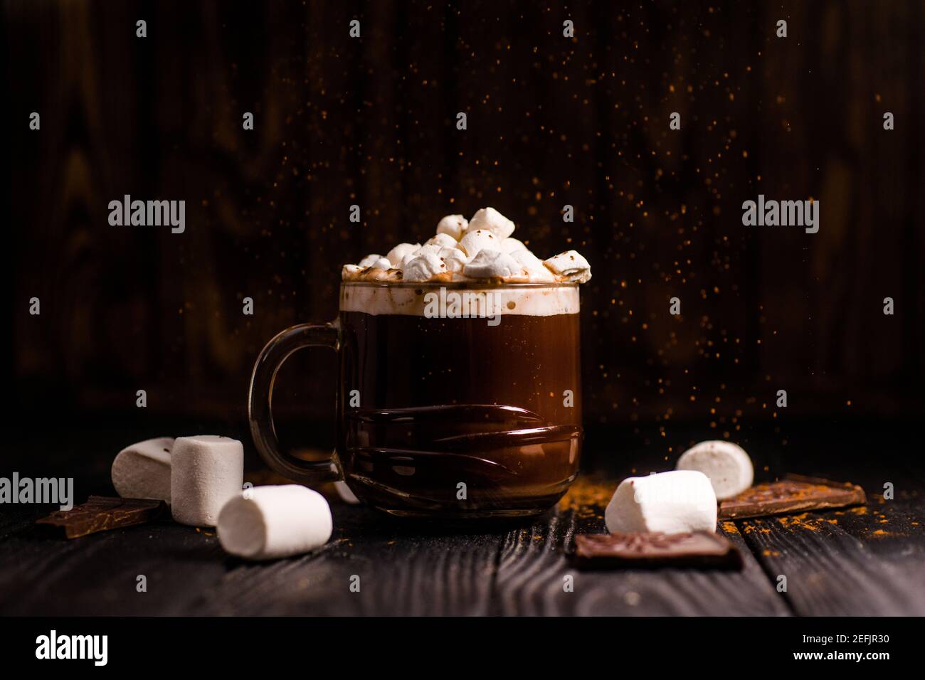 Kakao aus heißer Schokolade mit Marshmallows in einer schönen Schüssel Stockfoto