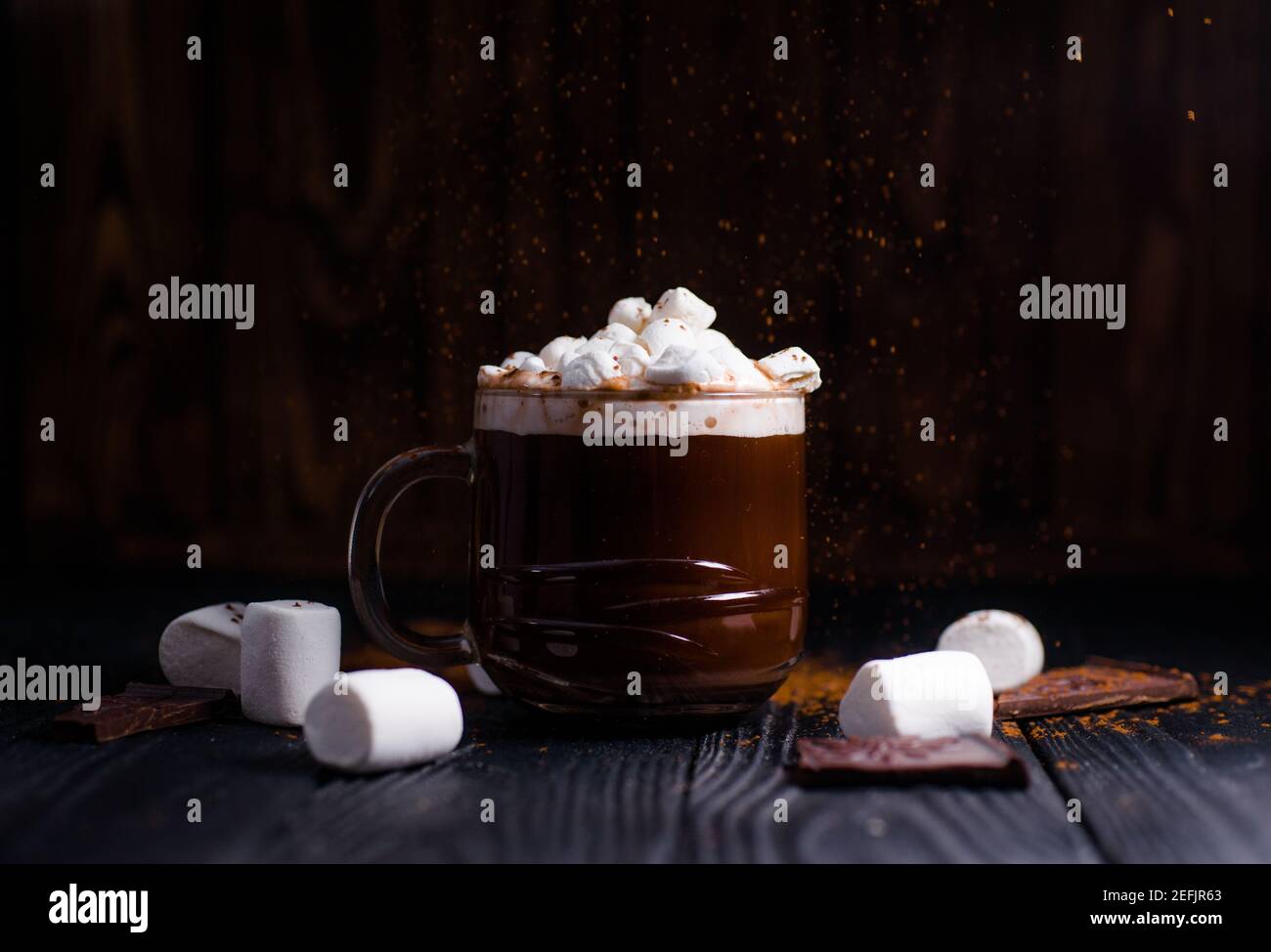 Kakao aus heißer Schokolade mit Marshmallows in einer schönen Schüssel Stockfoto
