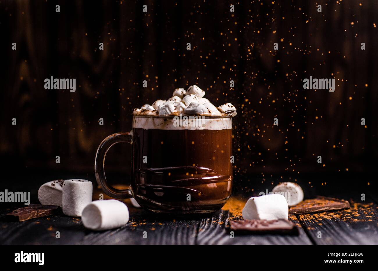 Kakao aus heißer Schokolade mit Marshmallows in einer schönen Schüssel Stockfoto