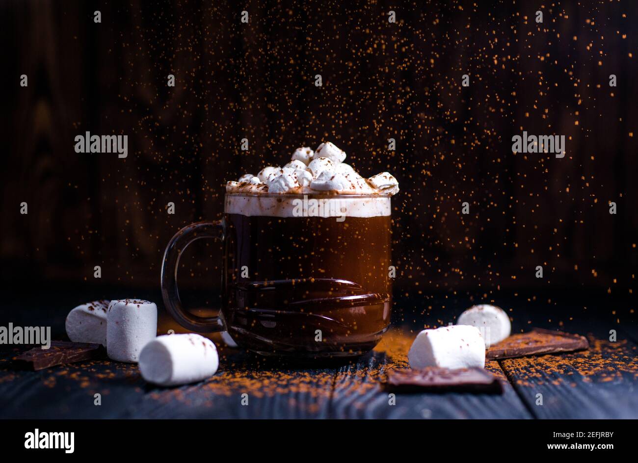 Kakao aus heißer Schokolade mit Marshmallows in einer schönen Schüssel Stockfoto