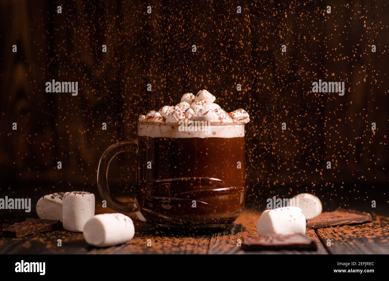 Kakao aus heißer Schokolade mit Marshmallows in einer schönen Schüssel Stockfoto