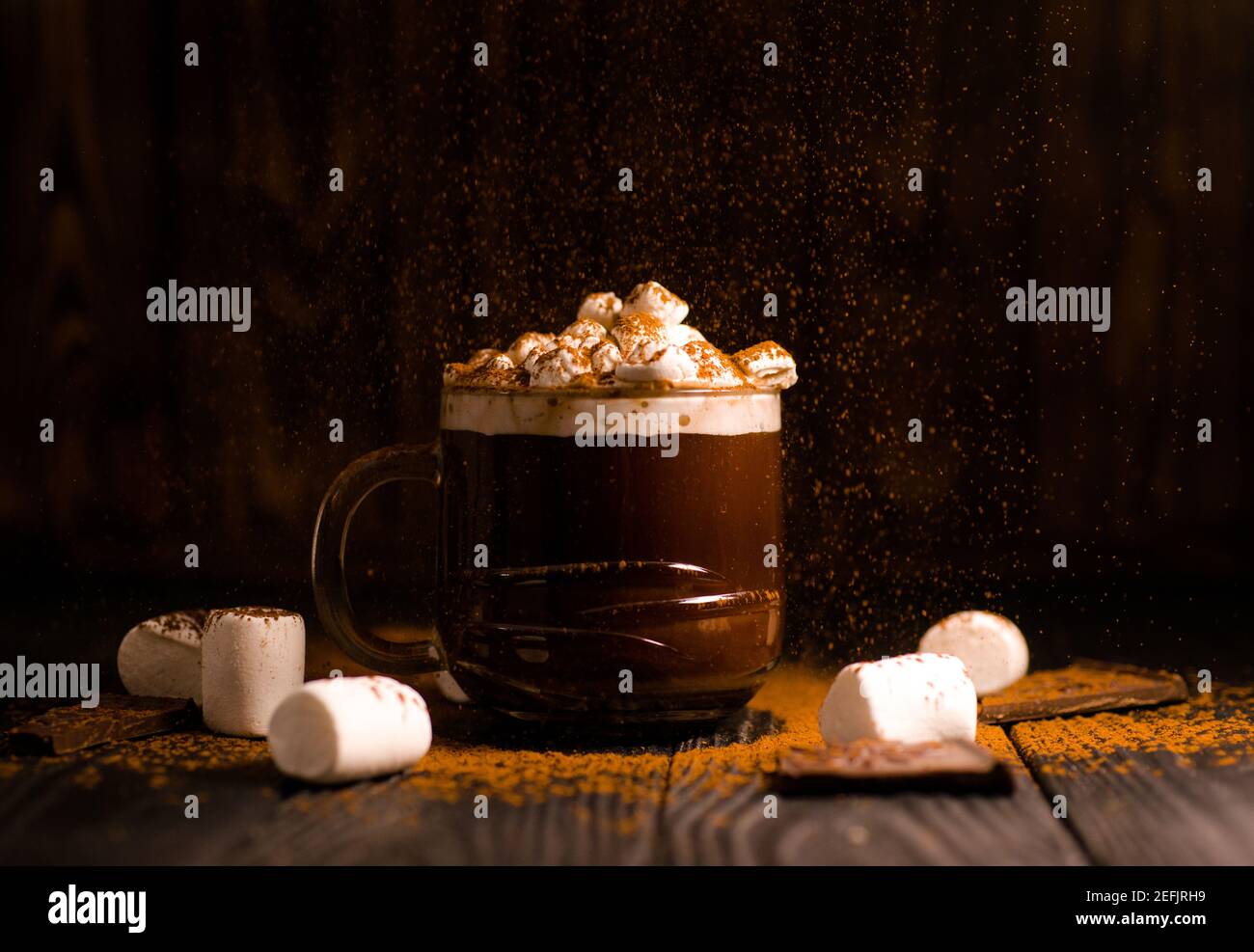 Kakao aus heißer Schokolade mit Marshmallows in einer schönen Schüssel Stockfoto