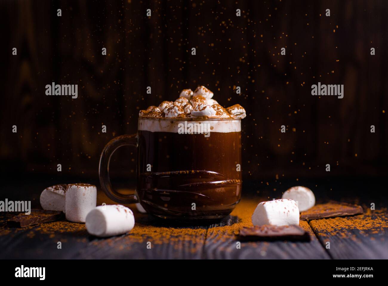 Kakao aus heißer Schokolade mit Marshmallows in einer schönen Schüssel Stockfoto