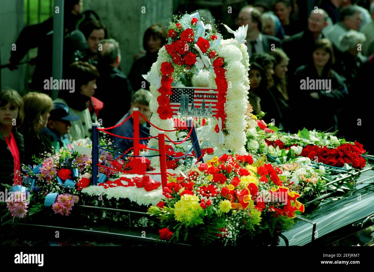 Ronnie Kray Beerdigung Bethnal Green East London England 29. März 1995 Scans von 2021 Beerdigung von East End of London Gangster Ronnie Kray, Zwilling des verbrechenden Chefs Reggie Kray, der an der Beerdigung teilnahm, als es sich seinen Weg durch Ost-London zum Familiengrundstück auf dem Friedhof von Chingford im Nordosten Londons verwickelte. Stockfoto