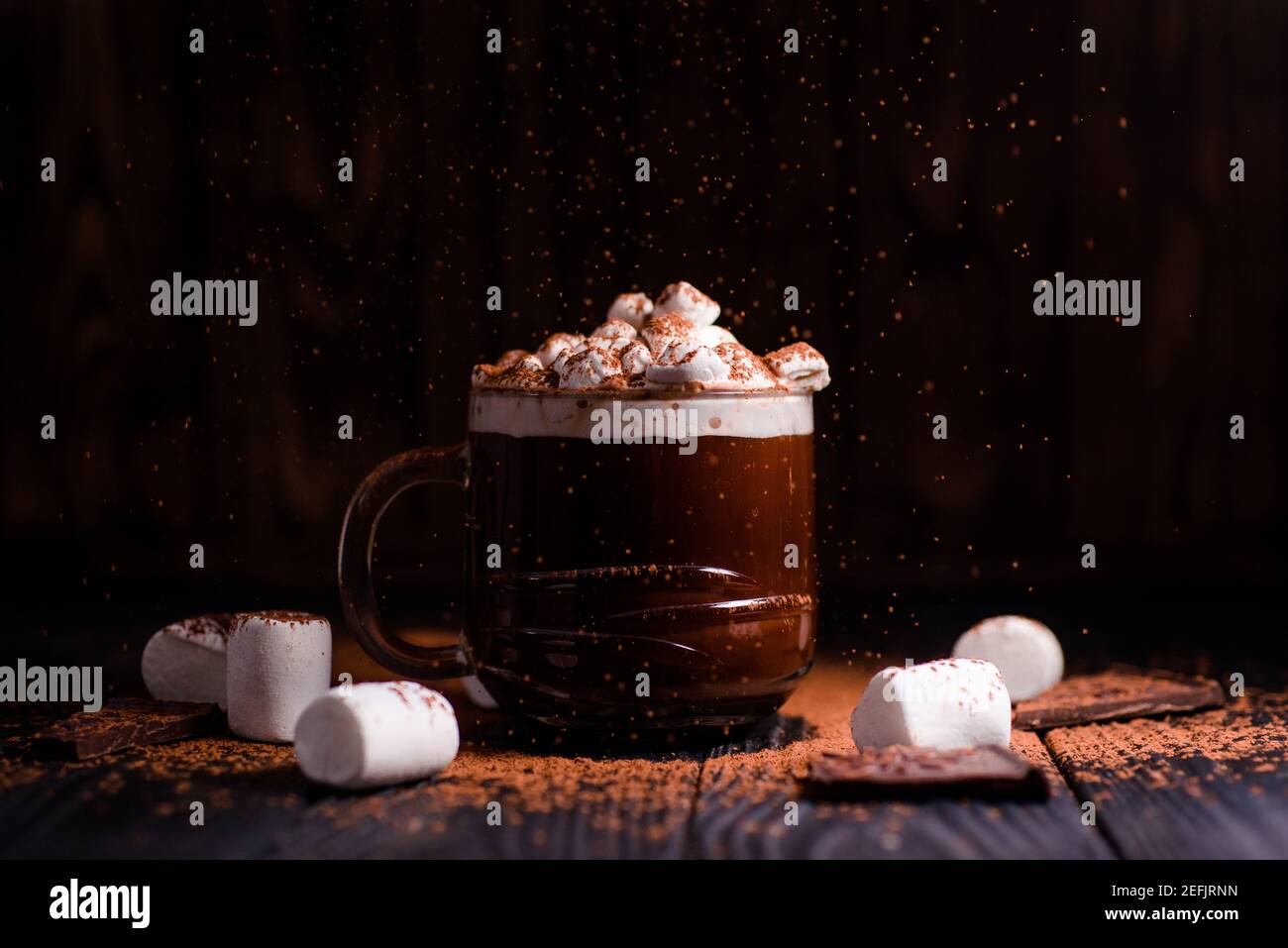 Kakao aus heißer Schokolade mit Marshmallows in einer schönen Schüssel Stockfoto