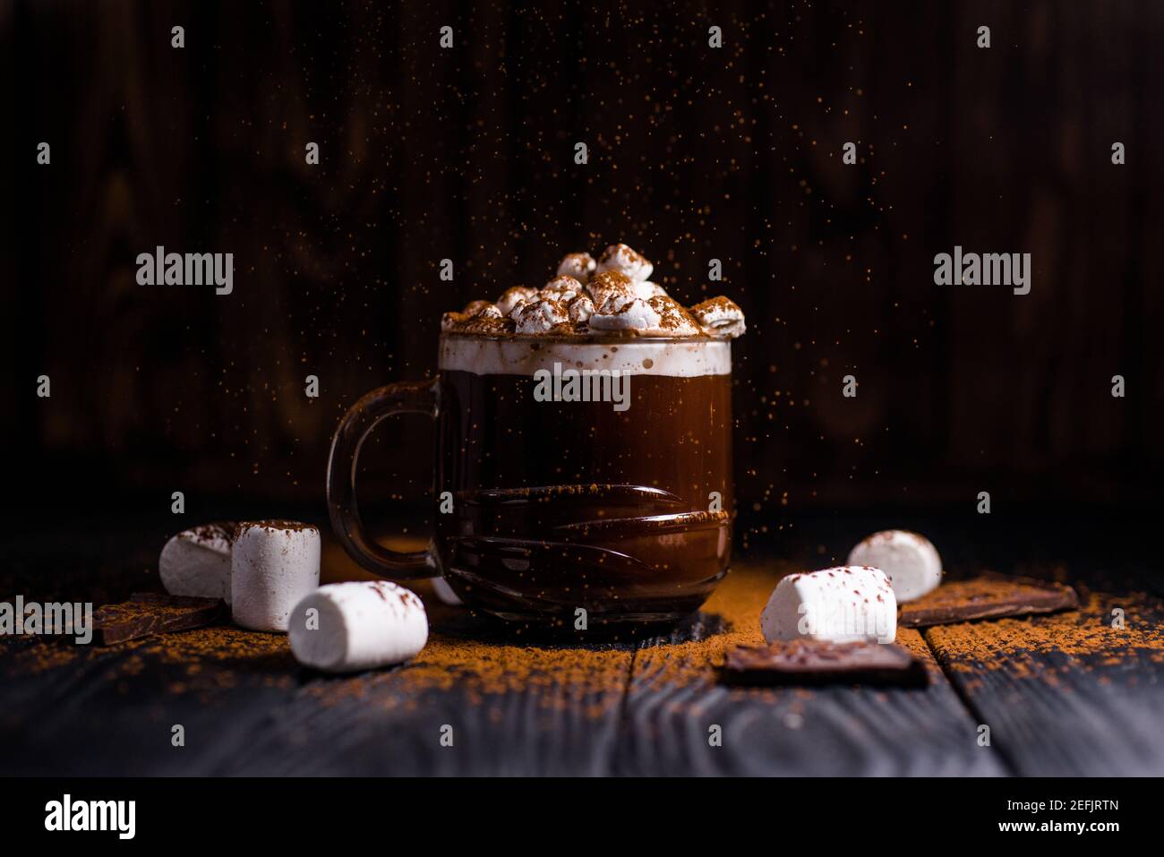 Kakao aus heißer Schokolade mit Marshmallows in einer schönen Schüssel Stockfoto
