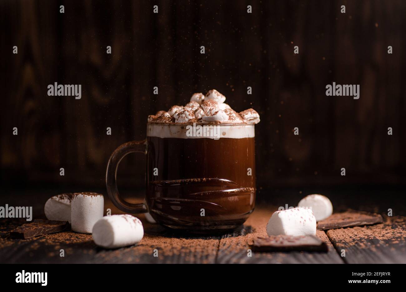 Kakao aus heißer Schokolade mit Marshmallows in einer schönen Schüssel Stockfoto