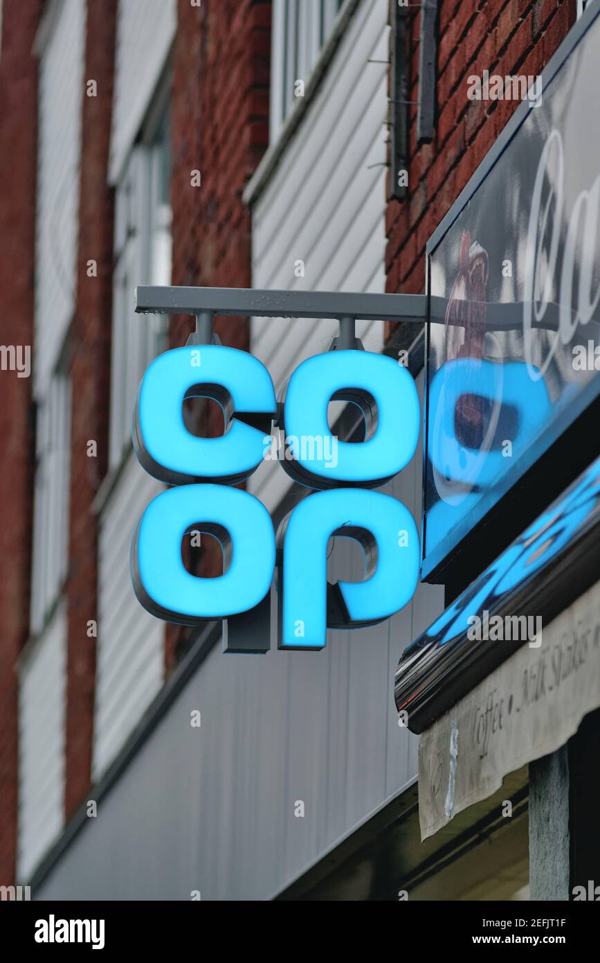 Nahaufnahme des blauen Logos der CO-OP Supermarktkette, England UK Stockfoto