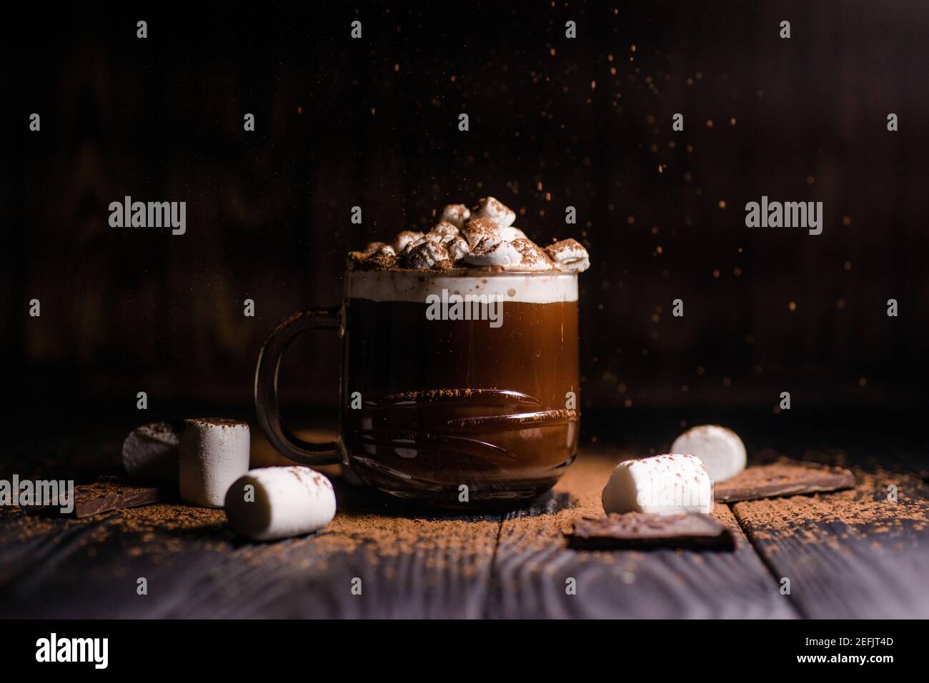 Kakao aus heißer Schokolade mit Marshmallows in einer schönen Schüssel Stockfoto