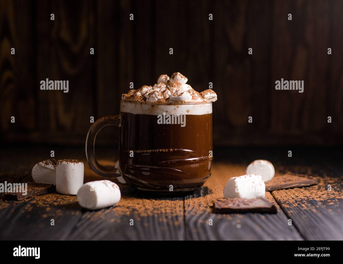 Kakao aus heißer Schokolade mit Marshmallows in einer schönen Schüssel Stockfoto