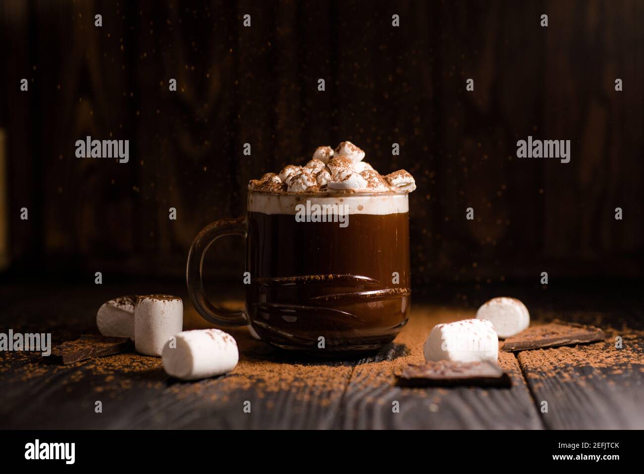 Kakao aus heißer Schokolade mit Marshmallows in einer schönen Schüssel Stockfoto