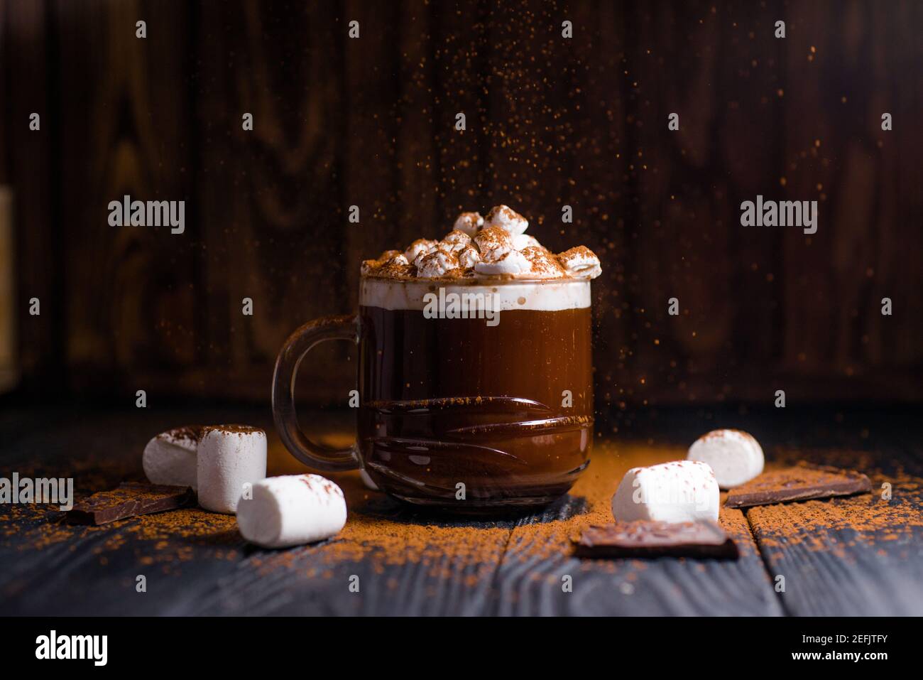 Kakao aus heißer Schokolade mit Marshmallows in einer schönen Schüssel Stockfoto