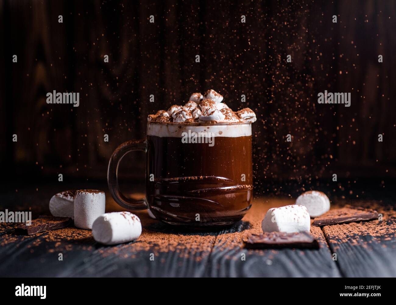 Kakao aus heißer Schokolade mit Marshmallows in einer schönen Schüssel Stockfoto