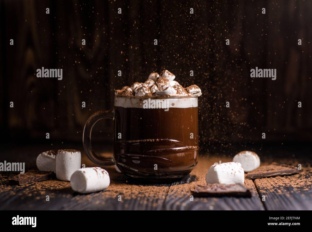 Kakao aus heißer Schokolade mit Marshmallows in einer schönen Schüssel Stockfoto