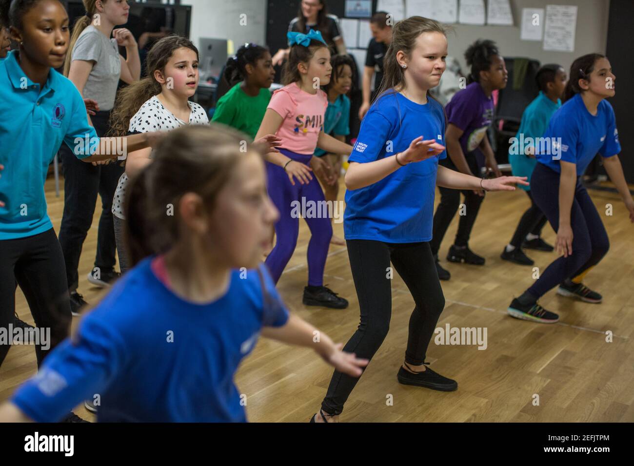 Schüler nehmen an einer Indoor-Sportausbildung (PE) in einer Schule in South East London, England, Vereinigtes Königreich Teil Stockfoto