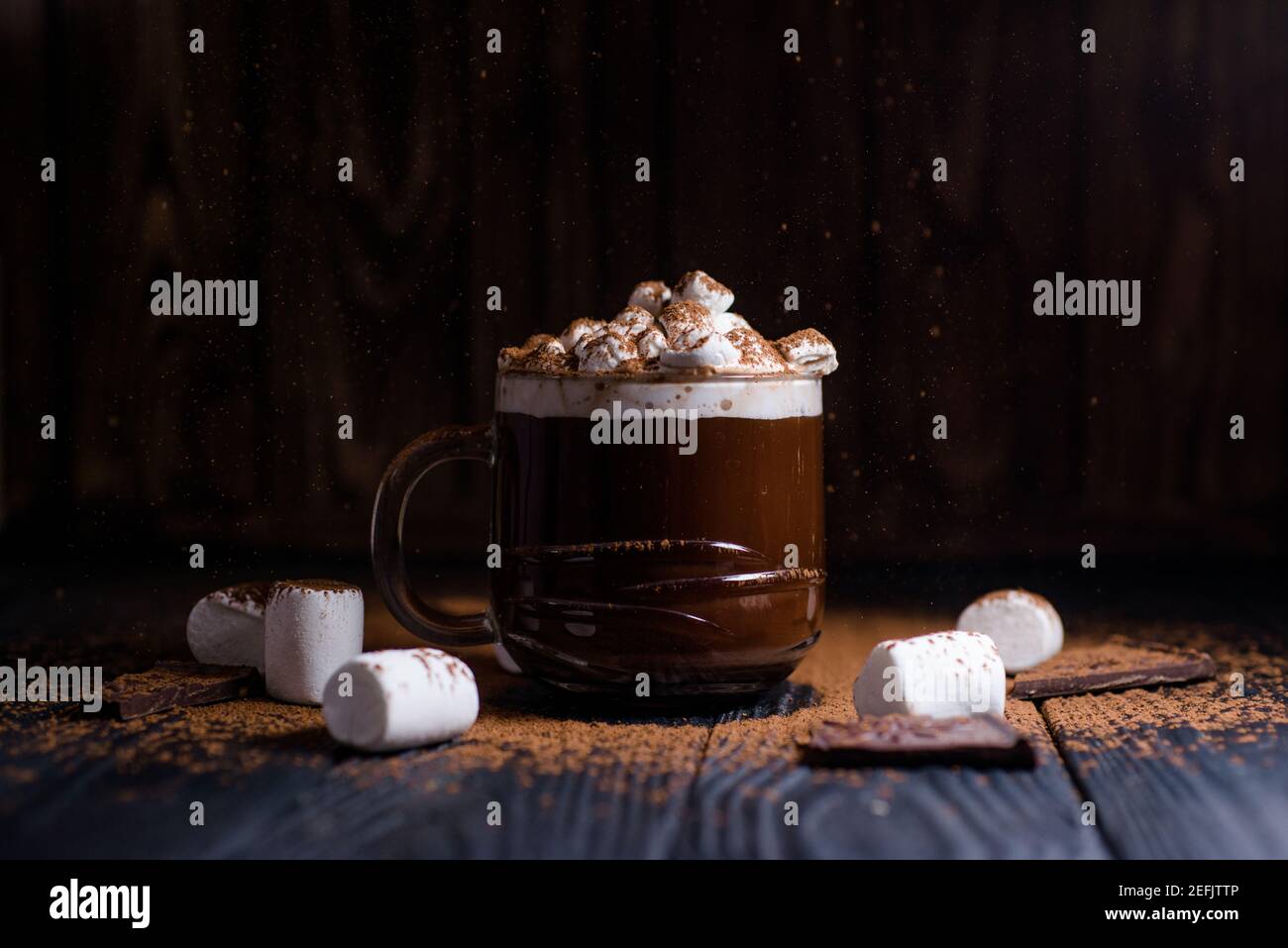 Kakao aus heißer Schokolade mit Marshmallows in einer schönen Schüssel Stockfoto