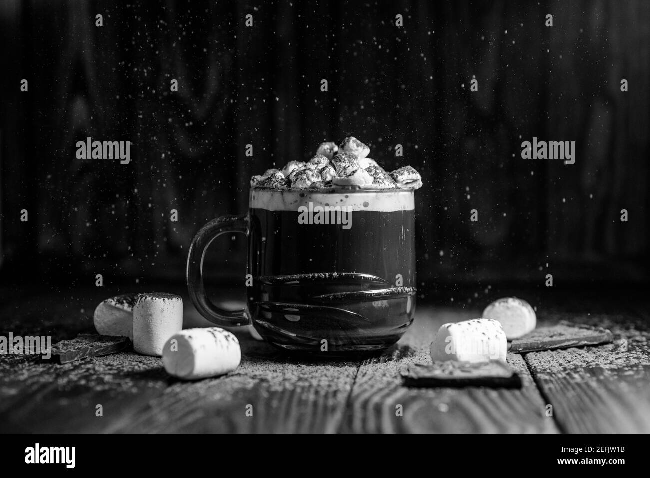 Kakao aus heißer Schokolade mit Marshmallows in einer schönen Schüssel Stockfoto