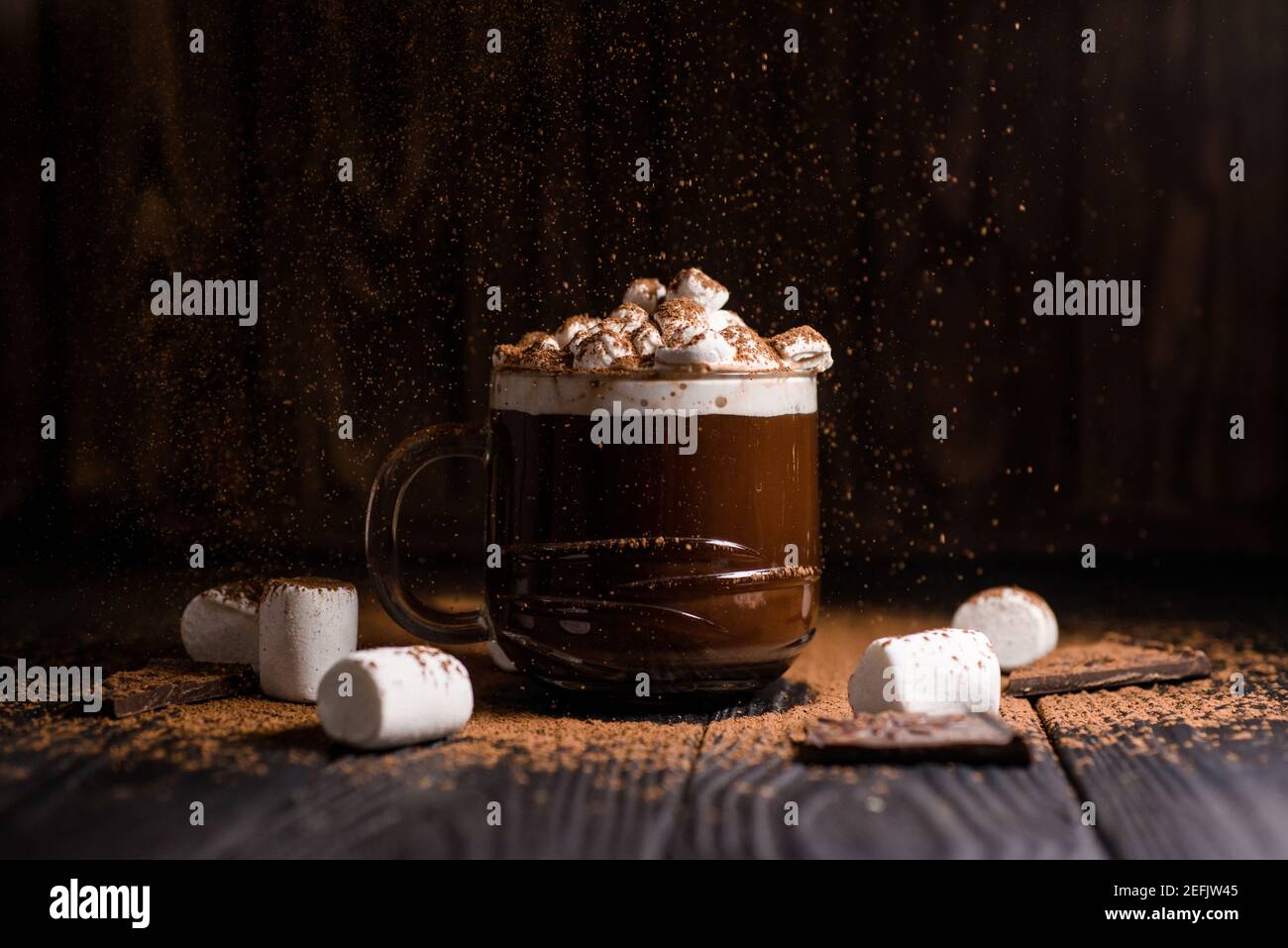 Kakao aus heißer Schokolade mit Marshmallows in einer schönen Schüssel Stockfoto