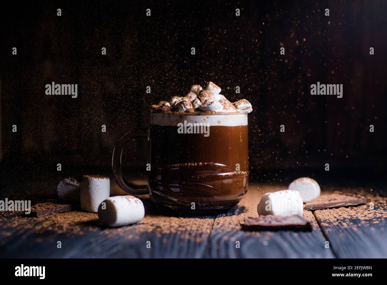 Kakao aus heißer Schokolade mit Marshmallows in einer schönen Schüssel Stockfoto
