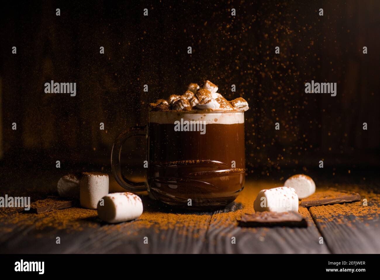 Kakao aus heißer Schokolade mit Marshmallows in einer schönen Schüssel Stockfoto