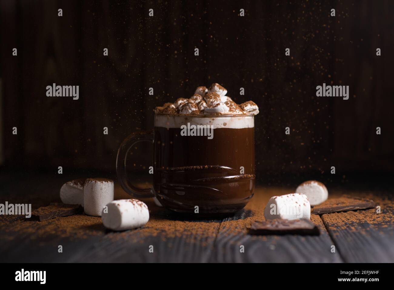 Kakao aus heißer Schokolade mit Marshmallows in einer schönen Schüssel Stockfoto