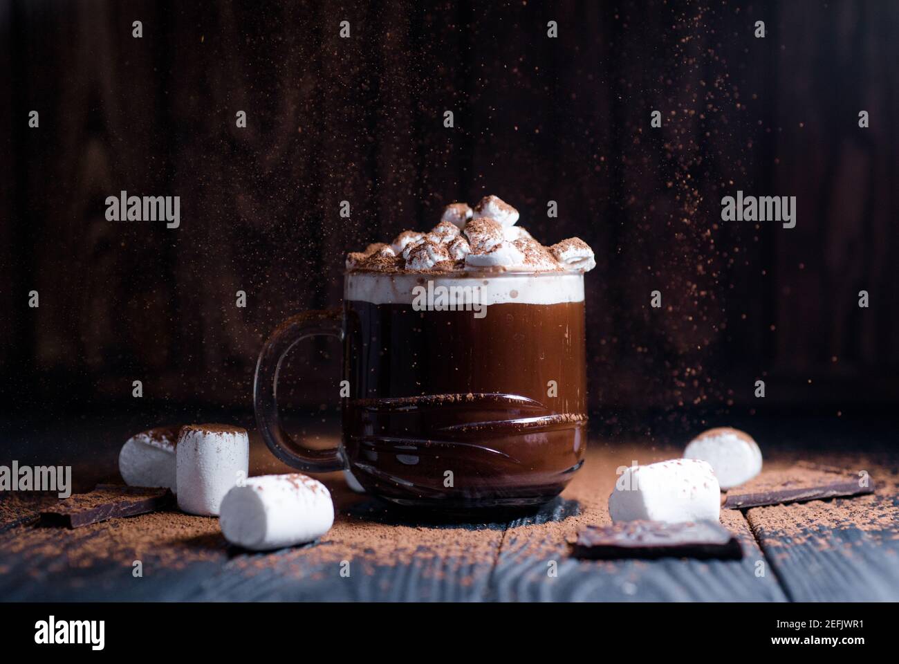 Kakao aus heißer Schokolade mit Marshmallows in einer schönen Schüssel Stockfoto