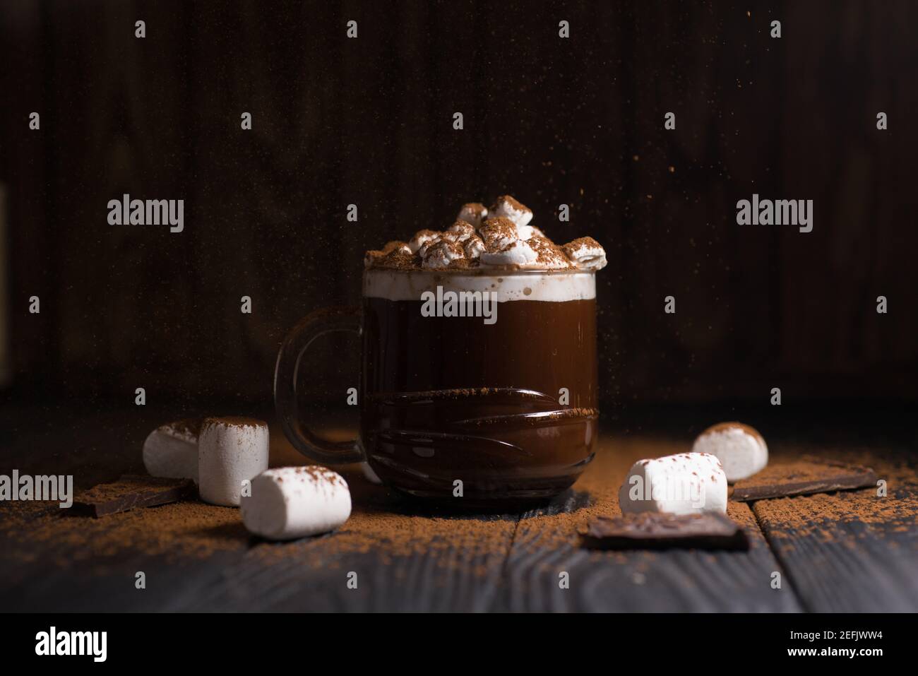 Kakao aus heißer Schokolade mit Marshmallows in einer schönen Schüssel Stockfoto