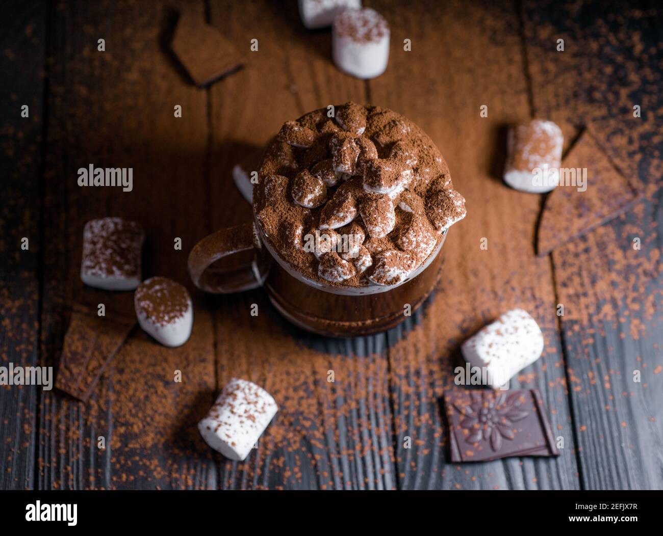 Kakao aus heißer Schokolade mit Marshmallows in einer schönen Schüssel Stockfoto